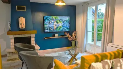 Télévision ou salle de divertissement dans l'établissement Les Marguerites