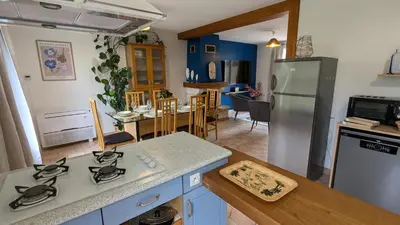 Cuisine ou kitchenette dans l'établissement Les Marguerites