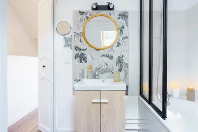 Salle de bains dans l'établissement Maisonnette Bleu Horizon avec jardin - 2min Gare - Serenito Homes