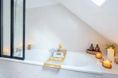 Un ou plusieurs lits dans un hébergement de l'établissement Maisonnette Bleu Horizon avec jardin - 2min Gare - Serenito Homes