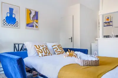 Un ou plusieurs lits dans un hébergement de l'établissement Maisonnette Bleu Horizon avec jardin - 2min Gare - Serenito Homes