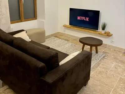 Télévision ou salle de divertissement dans l'établissement Maison avec spa proche Giverny