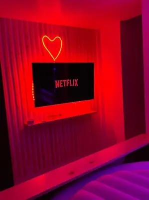 Un ou plusieurs lits dans un hébergement de l'établissement Love room jacuzzi proche centre ville