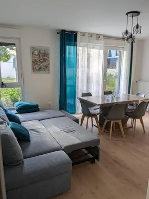 Coin salon dans l'établissement Hébergement Verneuil tout confort neuf 68m carré