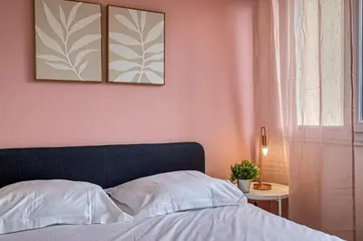 Un ou plusieurs lits dans un hébergement de l'établissement La Suite des 3 Tours spacieux 3 chambres