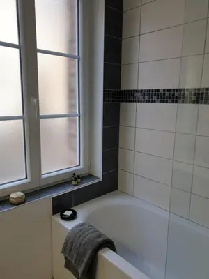 Salle de bains dans l'établissement Maison de charme avec jardin au bord de l'Eure