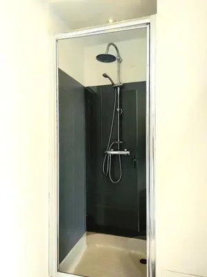 Salle de bains dans l'établissement Studio cosy en centre-ville