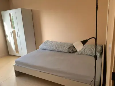 Un ou plusieurs lits dans un hébergement de l'établissement Charmante appartement de 2 chambres à Saint-Étienne-du-Rouvray