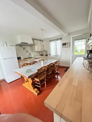 Cuisine ou kitchenette dans l'établissement Maison accueillante à Petit-Caux avec jardin