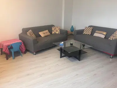 Coin salon dans l'établissement La petite récréation, Place de parking inclus