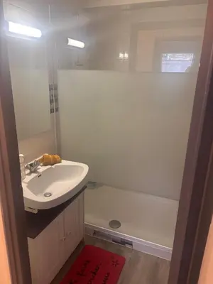 Salle de bains dans l'établissement La petite récréation, Place de parking inclus