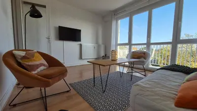 Télévision ou salle de divertissement dans l'établissement Appartement Clara Parking Gratuit