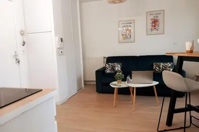 Coin salon dans l'établissement Studio CERGY 5 min de la Gare et place parking