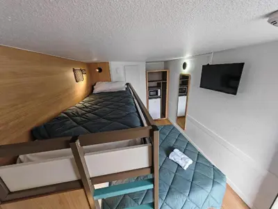 Télévision ou salle de divertissement dans l'établissement HOTEL PREMIERE CLASSE Rouen Sud Oissel