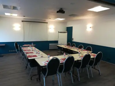Espace de conférence ou salle de réunion dans l'établissement Kyriad Rouen Sud - Oissel