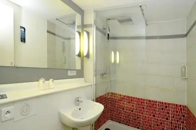 Salle de bains dans l'établissement Kyriad Rouen Sud - Oissel