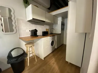 Cuisine ou kitchenette dans l'établissement La mezzanine du Maire - 352