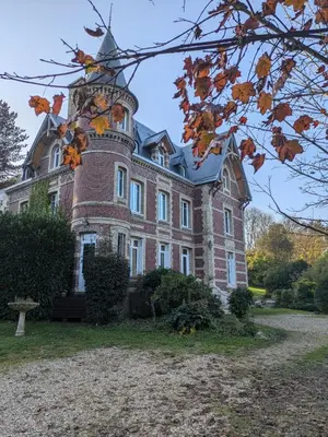 Jardin de l'établissement Chambre d'hôte - petit château à la campagne