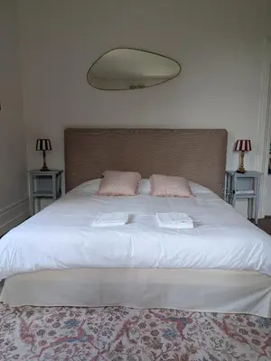 Un ou plusieurs lits dans un hébergement de l'établissement Chambre d'hôte - petit château à la campagne