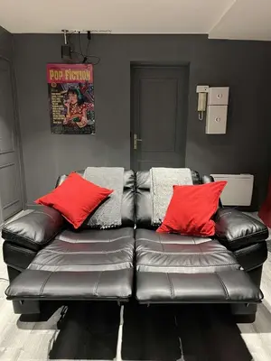 Coin salon dans l'établissement Suite CinéRoom à 25 min de Paris