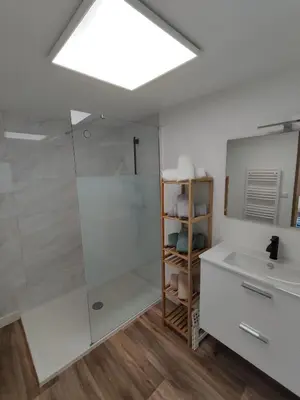 Salle de bains dans l'établissement Cabane bleue des Hortillonnages