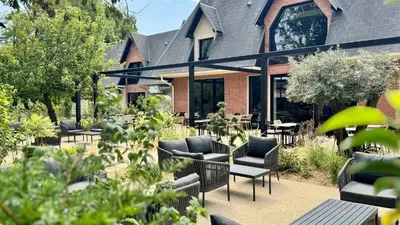Jardin de l'établissement Les Lodges de Socrate