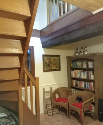 Bibliothèque dans la maison de vacances