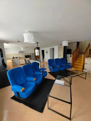 Coin salon dans l'établissement Cosy Ciné 8