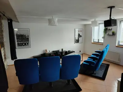 Coin salon dans l'établissement Cosy Ciné 8