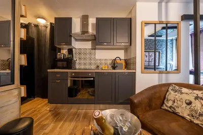 Cuisine ou kitchenette dans l'établissement 50 Nuances de Bonheur - Love Room à Rouen