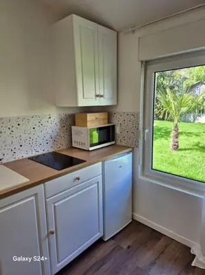 Cuisine ou kitchenette dans l'établissement Studio de plain-pied