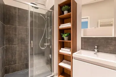 Salle de bains dans l'établissement L'appart du Général