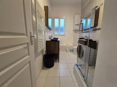 Cuisine ou kitchenette dans l'établissement maison idéale déplacement 4 ou 5 personnes
