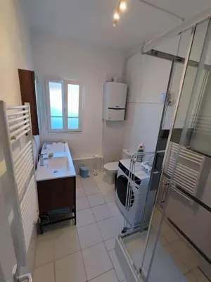 Cuisine ou kitchenette dans l'établissement maison idéale déplacement 4 ou 5 personnes
