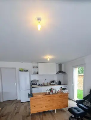 Cuisine ou kitchenette dans l'établissement Petite maison, jardin privé clos, classée 3 étoiles