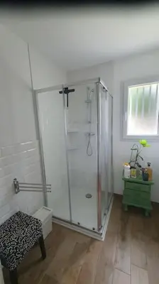 Salle de bains dans l'établissement Petite maison, jardin privé clos, classée 3 étoiles
