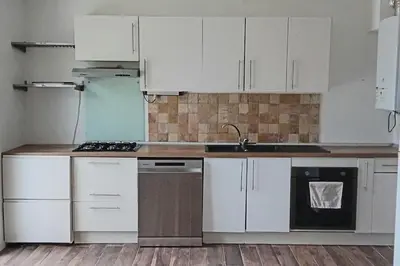Cuisine ou kitchenette dans l'établissement Maison indiv 2 chambres et coin salon