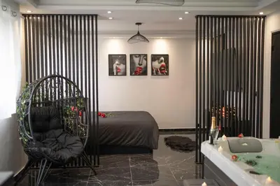 Coin salon dans l'établissement Love Room, Luna Spa APRÈS-MIDI 13h à 18h, créneau de 5h seulement et non une nuitée
