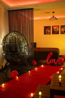 Coin salon dans l'établissement Love Room, Luna Spa APRÈS-MIDI 13h à 18h, créneau de 5h seulement et non une nuitée