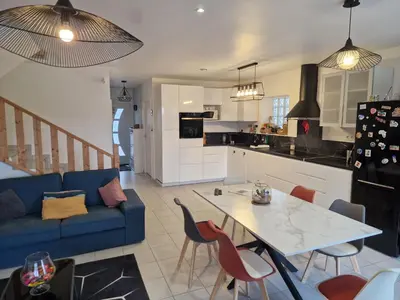 Cuisine ou kitchenette dans l'établissement Maison calme avec jardin, vue champs et bois