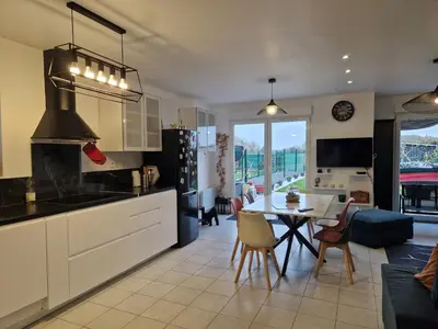 Cuisine ou kitchenette dans l'établissement Maison calme avec jardin, vue champs et bois