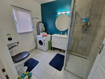 Salle de bains dans l'établissement Maison calme avec jardin, vue champs et bois