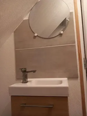 Salle de bains dans l'établissement Hébergement Cozy à Deville-lès-Rouen - 13 min Rouen