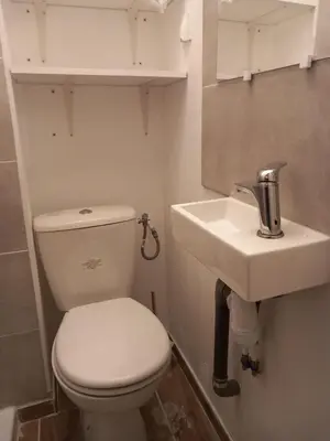 Salle de bains dans l'établissement Hébergement Cozy à Deville-lès-Rouen - 13 min Rouen