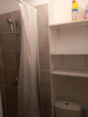 Salle de bains dans l'établissement Hébergement Cozy à Deville-lès-Rouen - 13 min Rouen