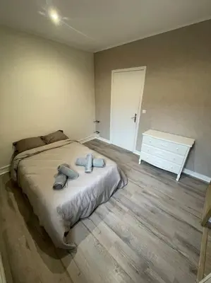 Un ou plusieurs lits dans un hébergement de l'établissement Appartement proche cathédrale