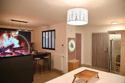 Télévision ou salle de divertissement dans l'établissement Suite and spa jacuzzi sauna proche Paris