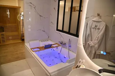 Salle de bains dans l'établissement Suite and spa jacuzzi sauna proche Paris