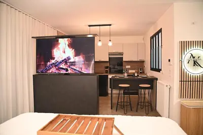 Télévision ou salle de divertissement dans l'établissement Suite and spa jacuzzi sauna proche Paris