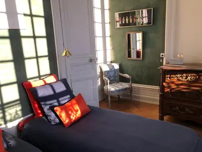 Un ou plusieurs lits dans un hébergement de l'établissement location appartement 93 M2 plein centre historique
